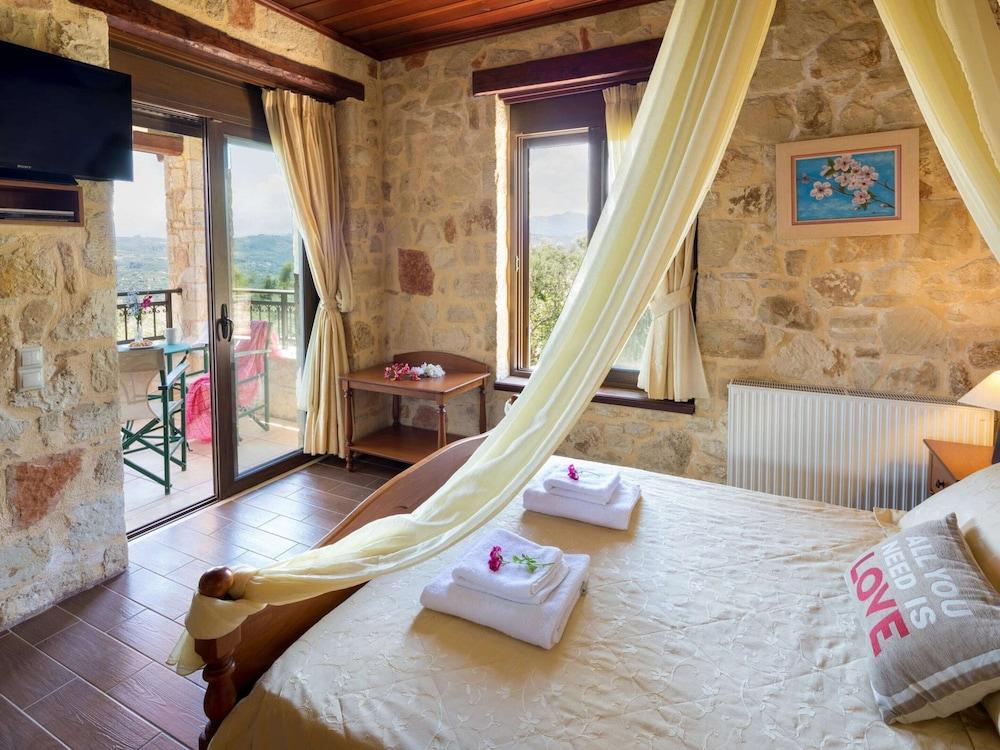 Villa in Tavronitis With Pool & Stunning Views