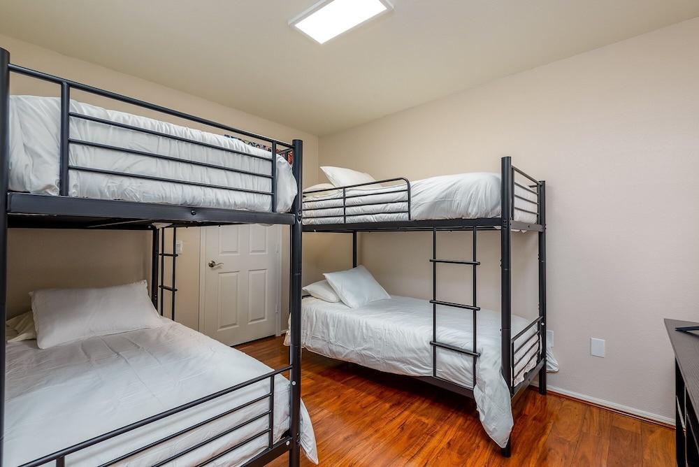 Comfort 3 Bedroom Condo by Redawning