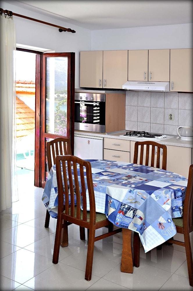 Immaculate 4-bed House in Lumbarda