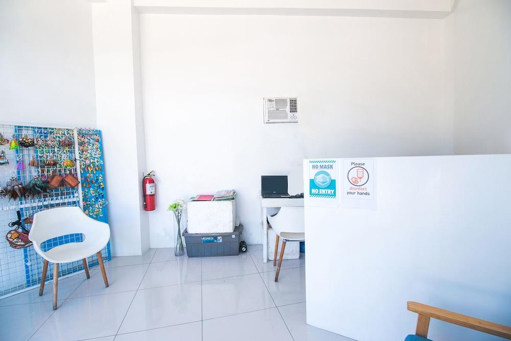 OYO 778 Fat J Apartelle