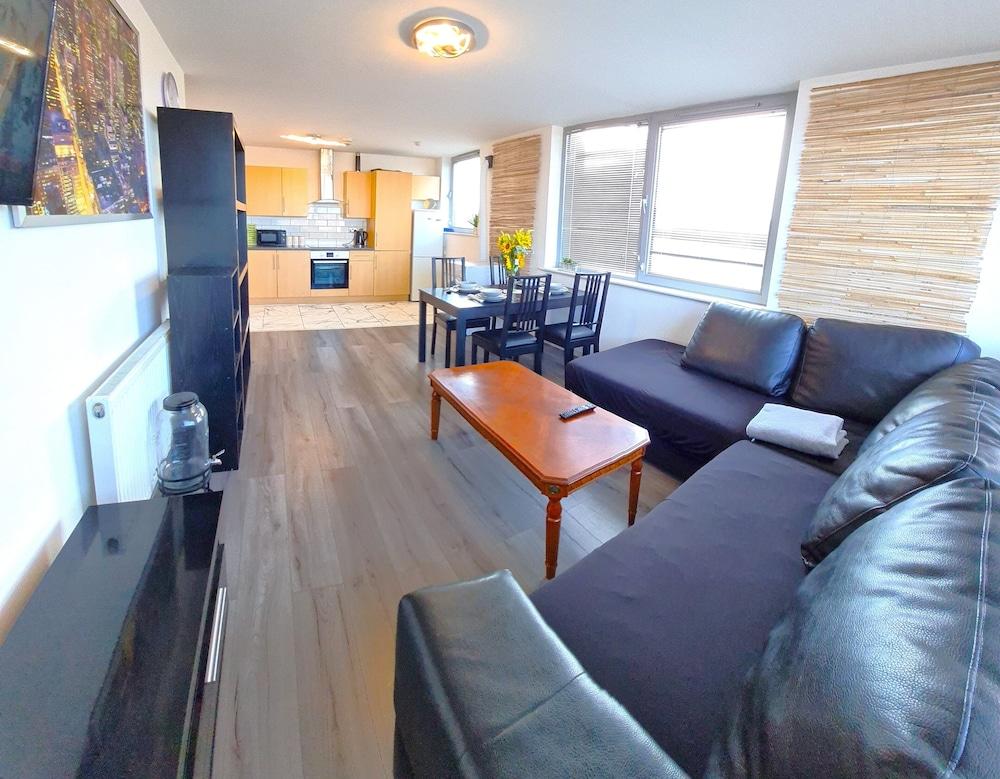 2 bedroom Central Flat with Parking