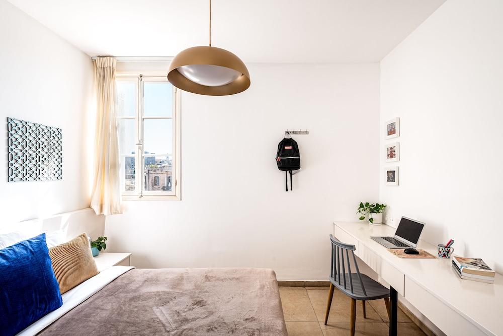 Pink & Blondie ApartHotel - by Loginn