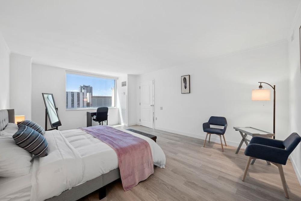 Cozysuites TWO Bold Beachfront Condos