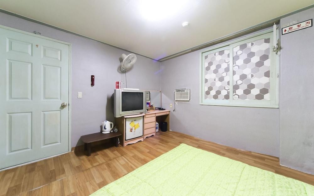 Busan Nampodong Chowon Park