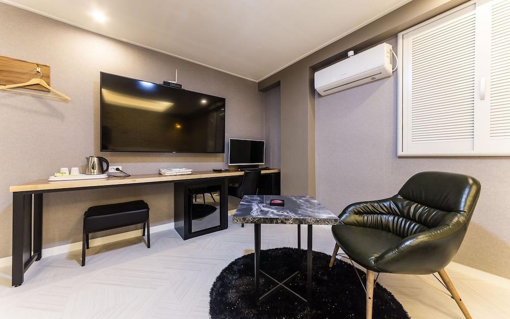 Suwon City Hall Station Dean