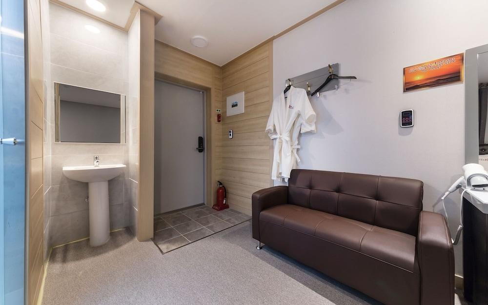 Oido Red Lighthouse Hotel