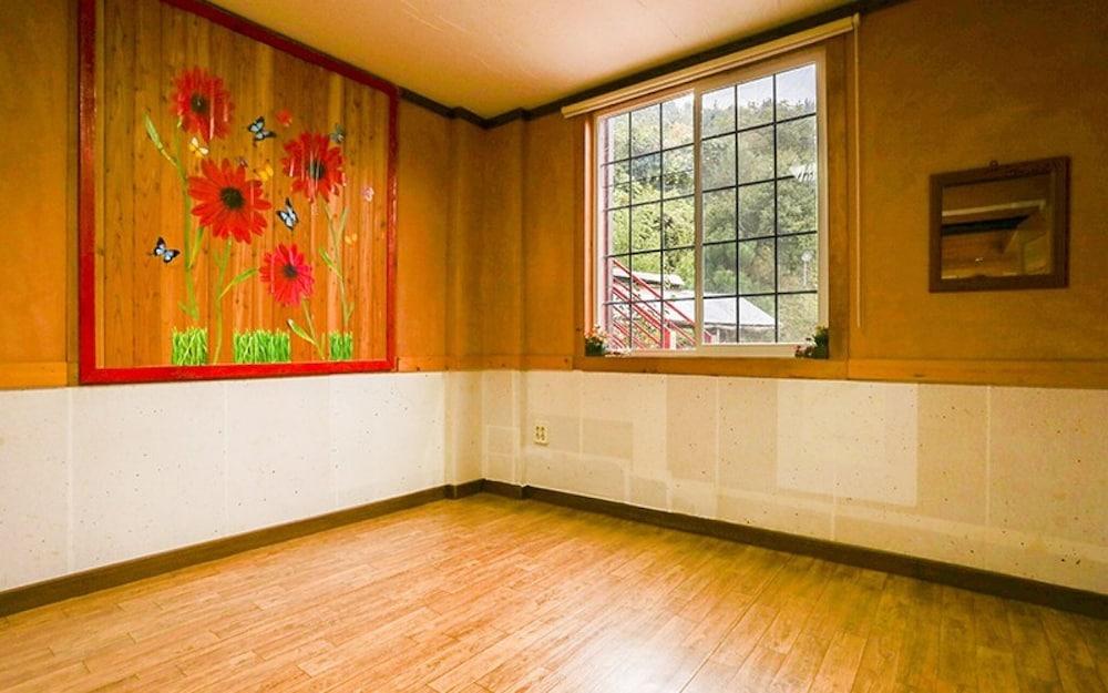 Yangpyeong Solbitgil Pension