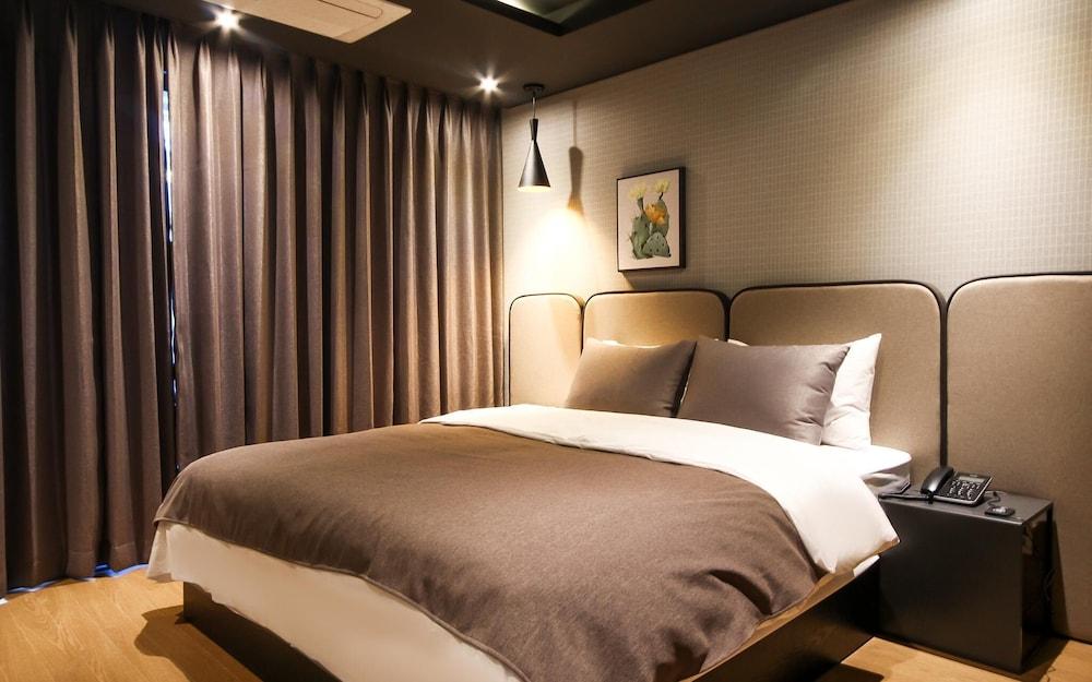 Ulsan Seongnamdong Brown Dot