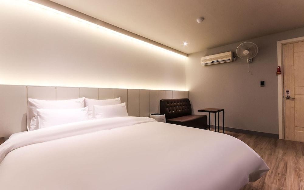 Ulsan Sinjeong-dong Marilyn