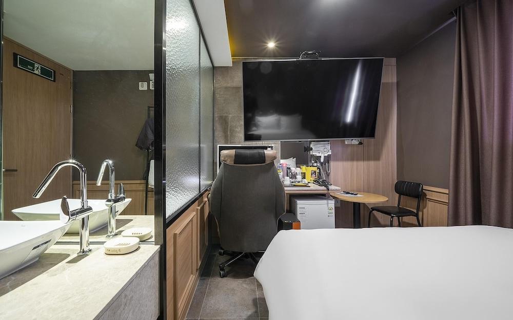 Daejeon Sintanjin Hotel Wol