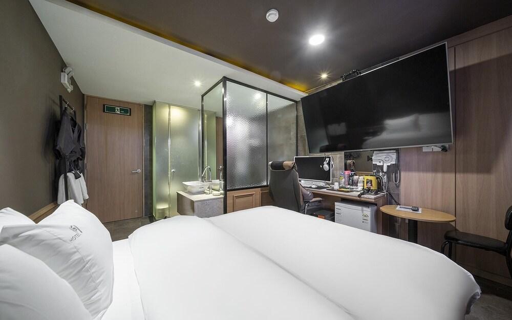 Daejeon Sintanjin Hotel Wol