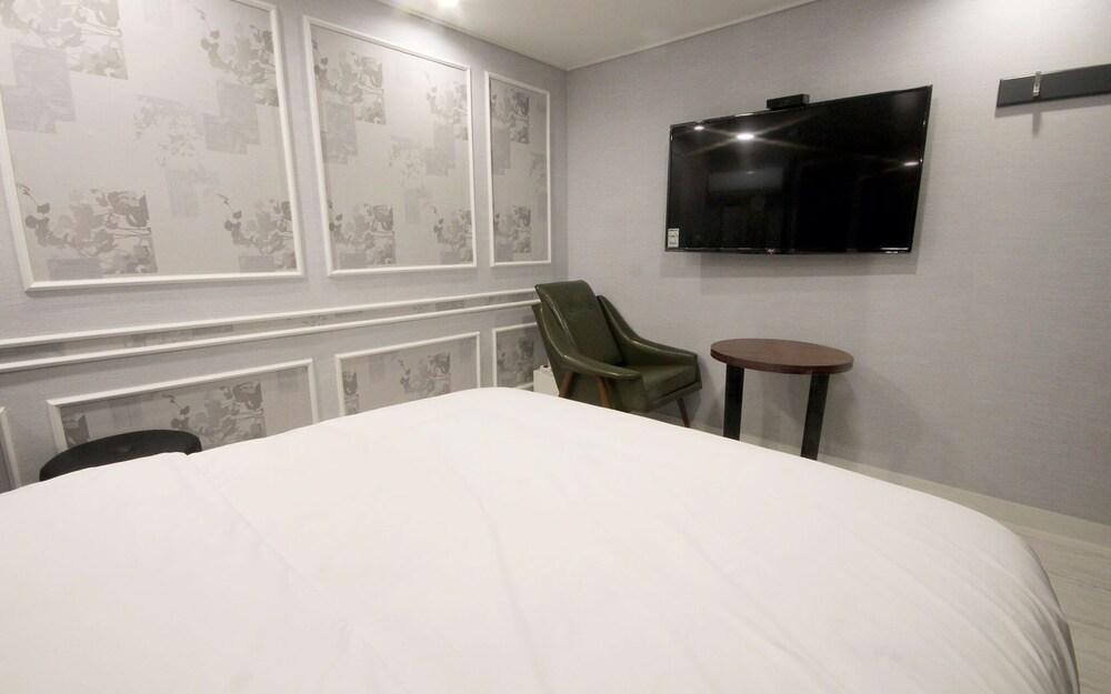 Louis Hotel Busan Beomildong