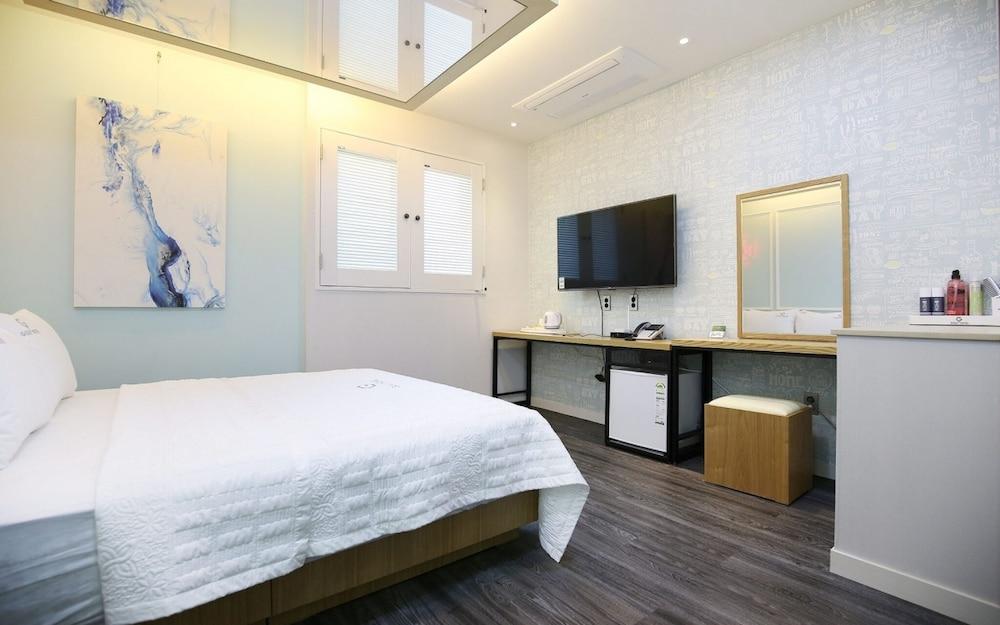 Buyeo Self Check-in Motel Golf