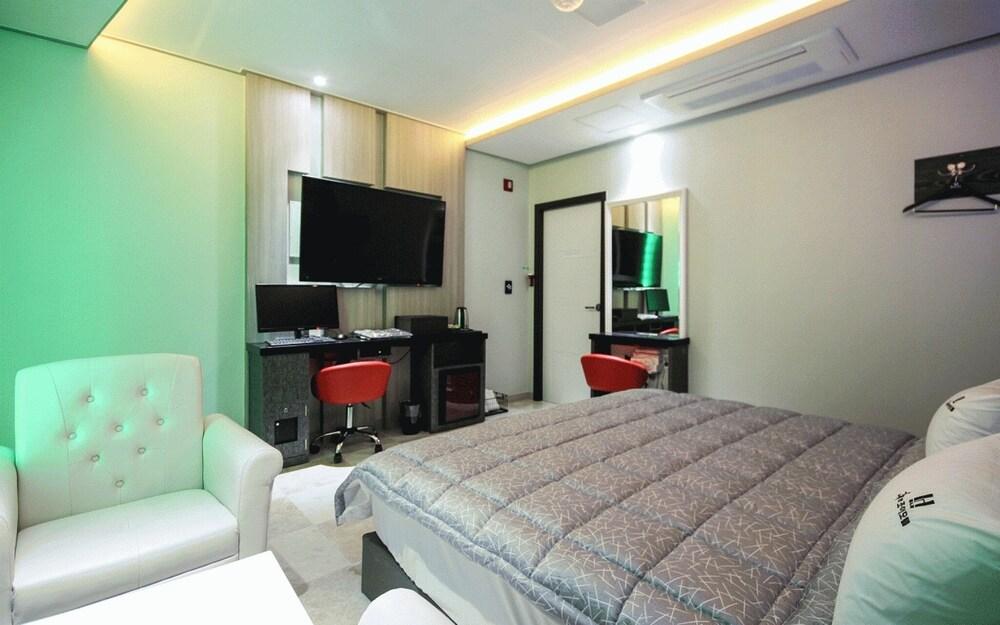 Sancheong Hyu and Joy