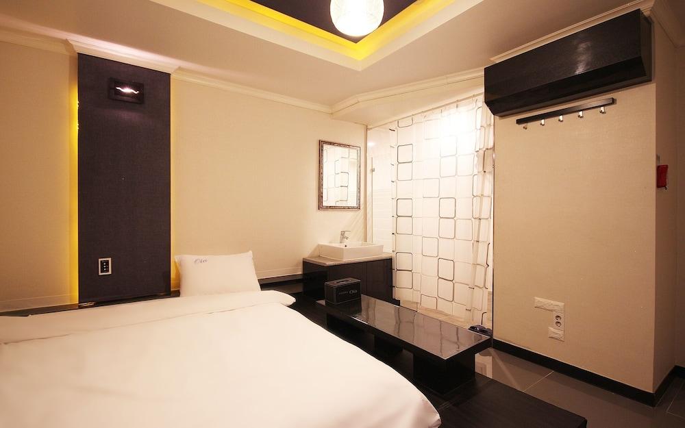 Gumi Indong Hotel Oia