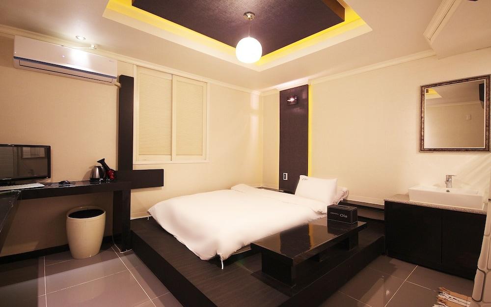 Gumi Indong Hotel Oia