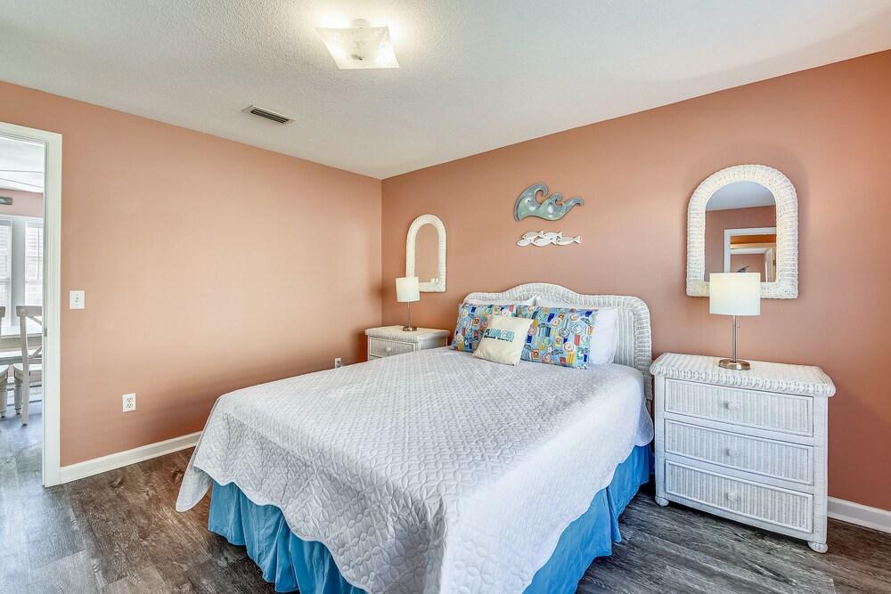 Coral Cottage by Book That Condo