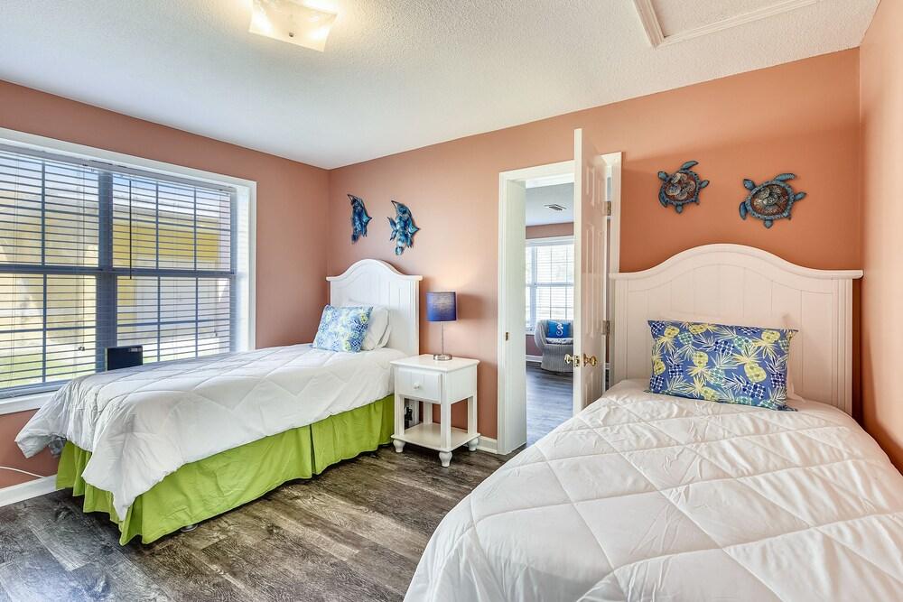 Coral Cottage by Book That Condo