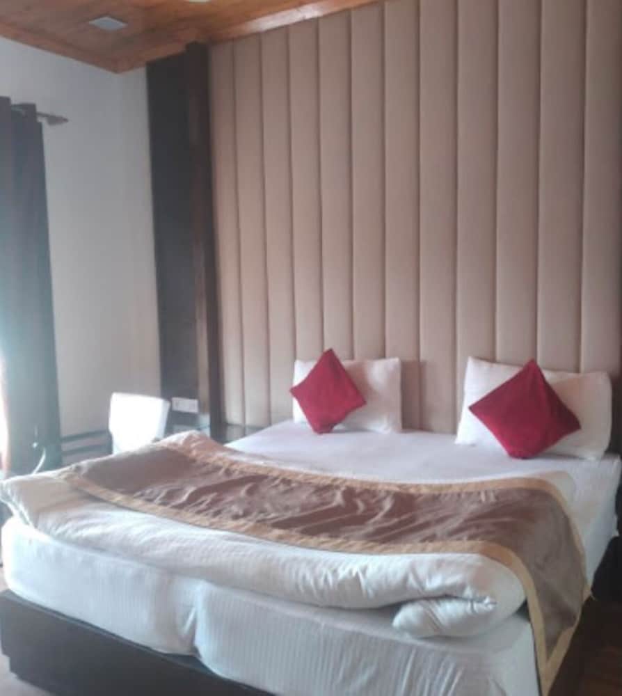 Goroomgo Blue Moon Bhimtal