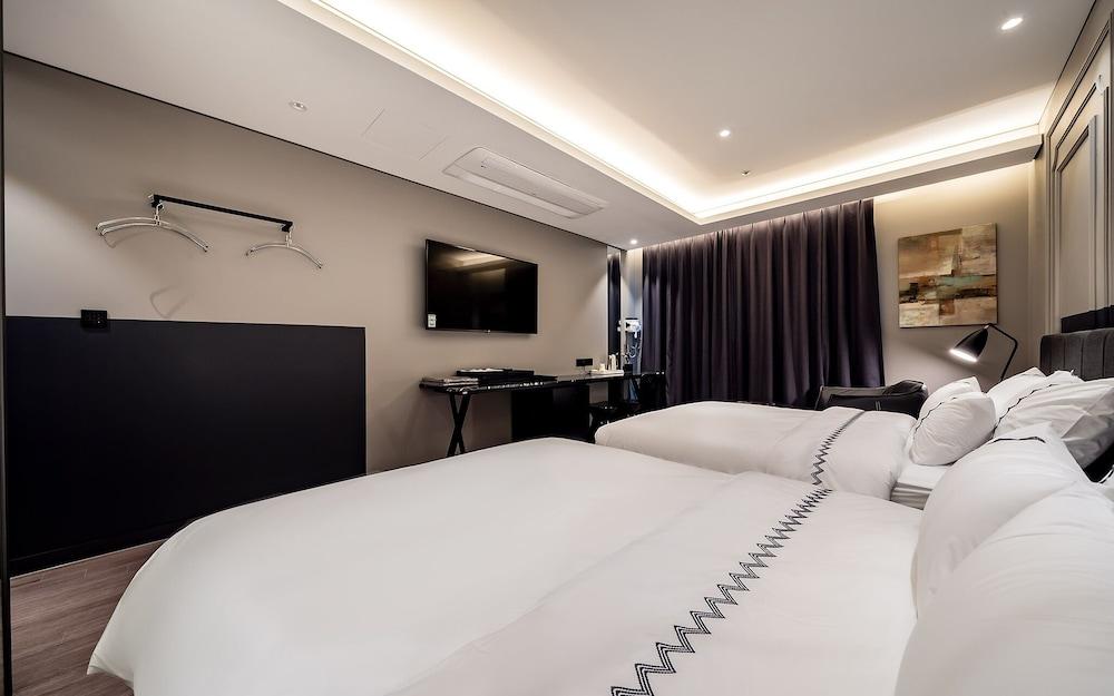 Hanam Alice Next Door