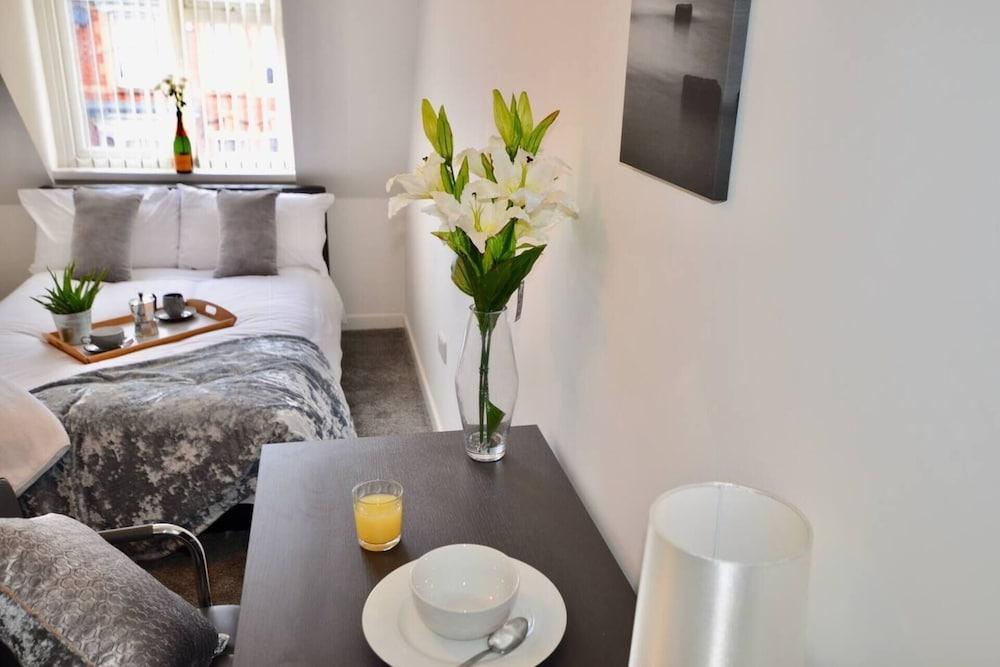 Large 5 Bed House / Wolverhampton + Parking