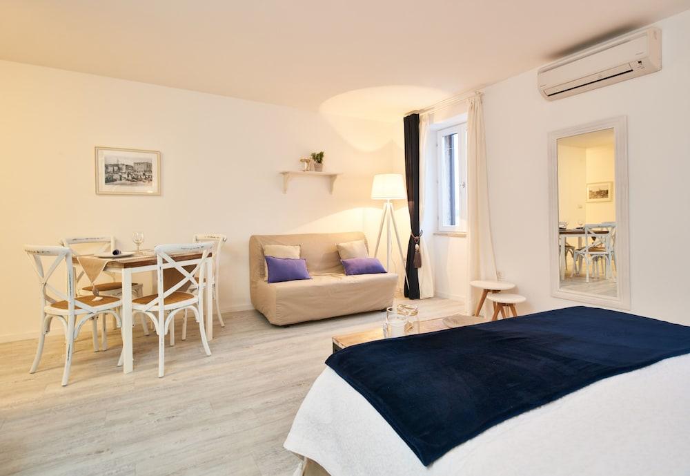 Old Town Splendid Apartments by Irundo