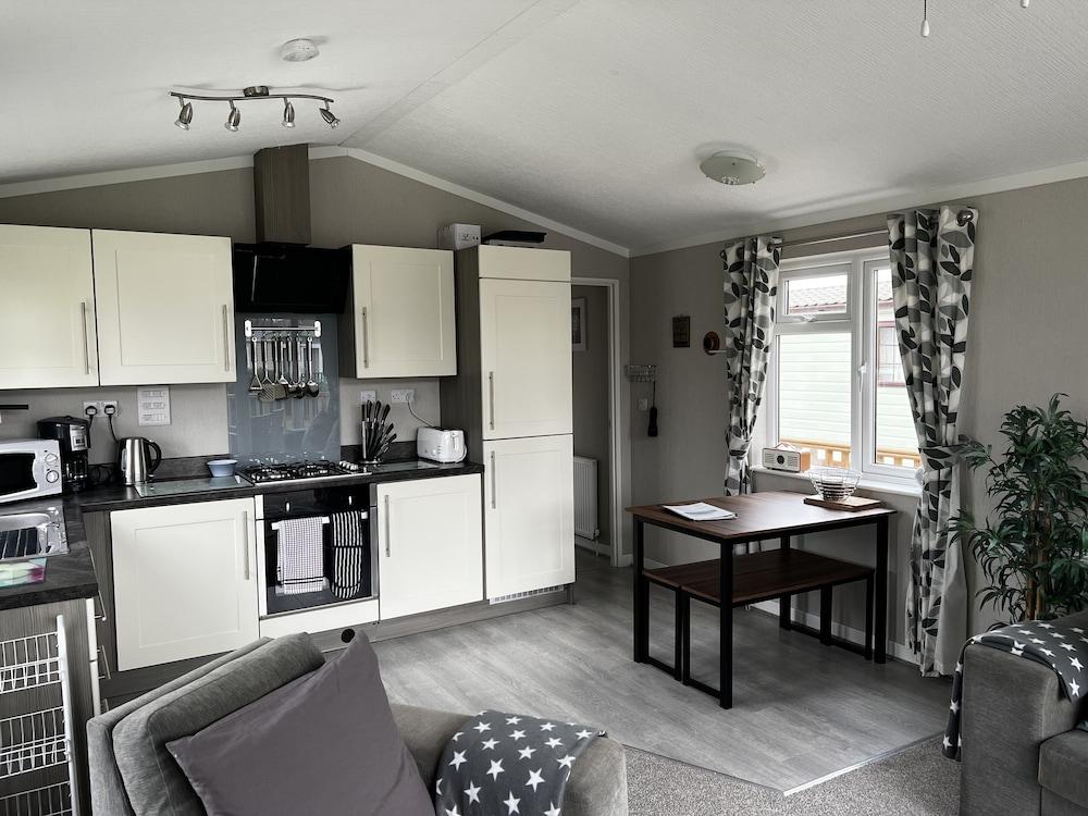 Beautiful and Tranquil Lakeside Lodge - Sleeps 5