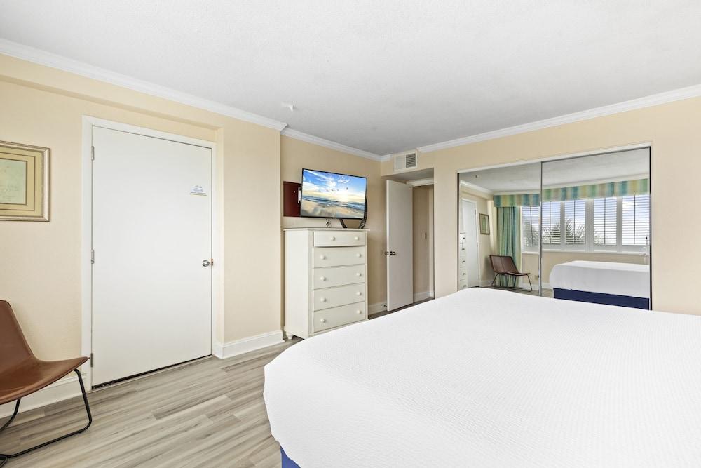 2BR Ocean View Condo w Private Balcony