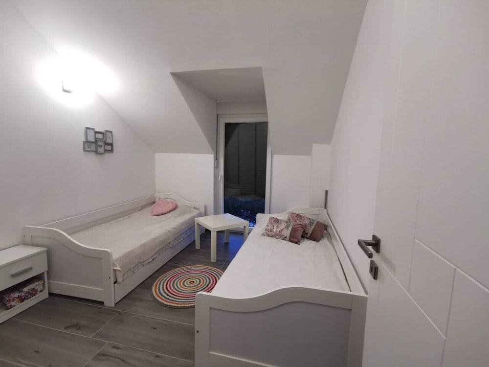 Luxurious 2-bed Appartment in Mandre With Pool