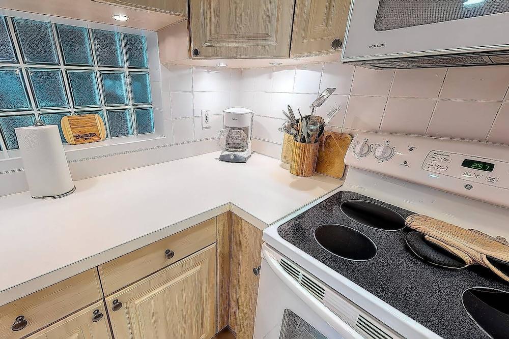 Bay Oaks, 4th Floor Corner - Elevator