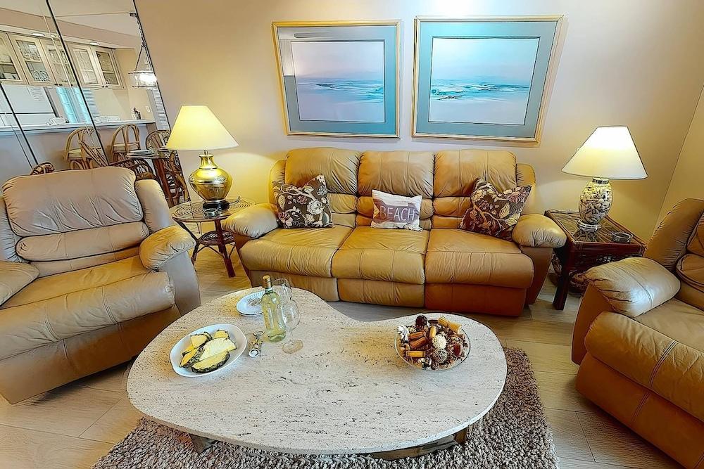 Bay Oaks, 4th Floor Corner - Elevator