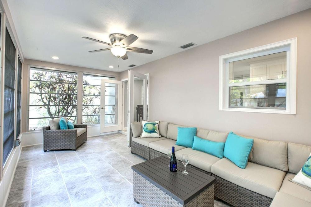 Moonmist Gorgeously Renovated Courtyard