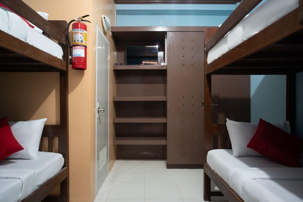 OYO 702 Queens Hometel