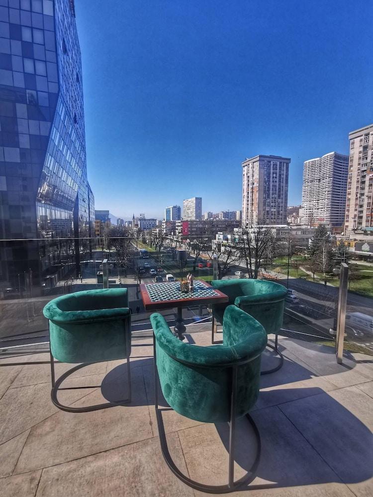 Spacious Serviced Apartment - Free Parking - Breakfast