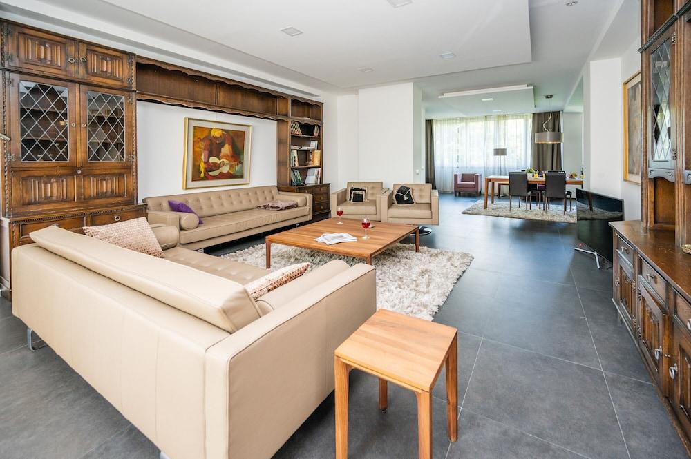 Luxury Apartment in Beautiful Neighborhood