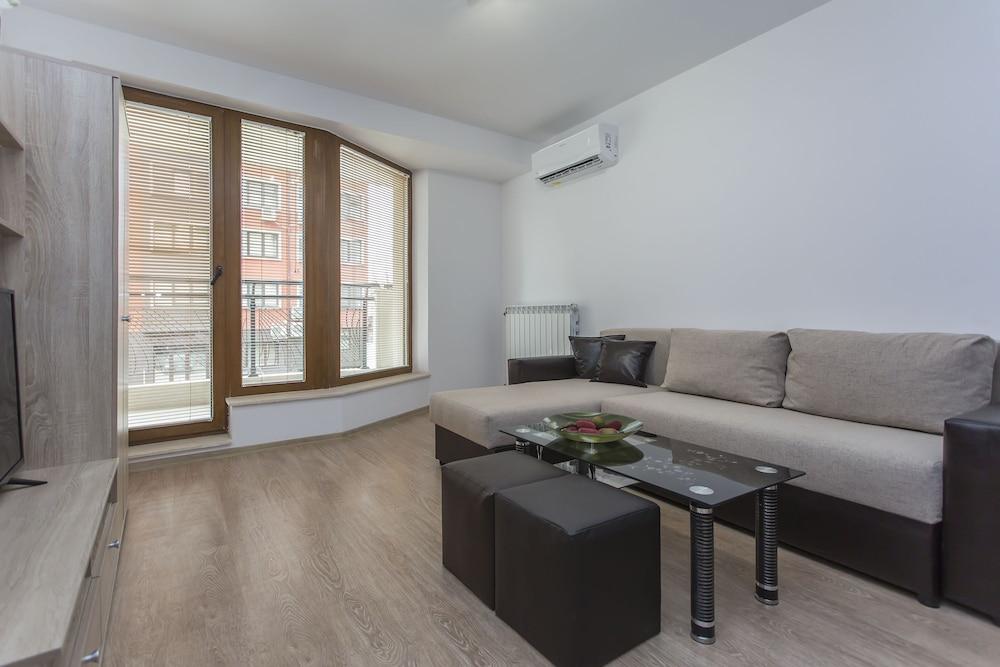 Modern 1bdr Apartment Near Center - Free Parking