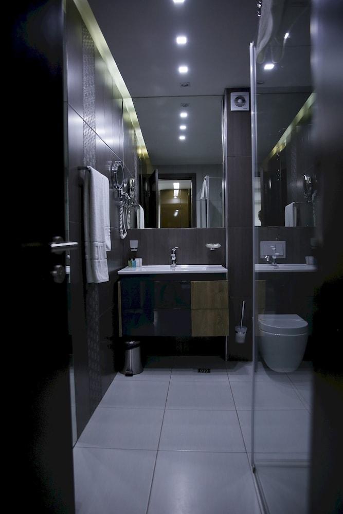 Serviced Apartment- Free Parking - Breakfast bar