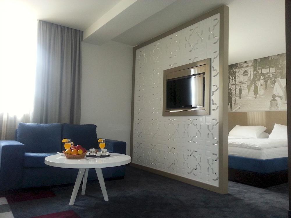 Serviced Apartment- Free Parking - Breakfast bar