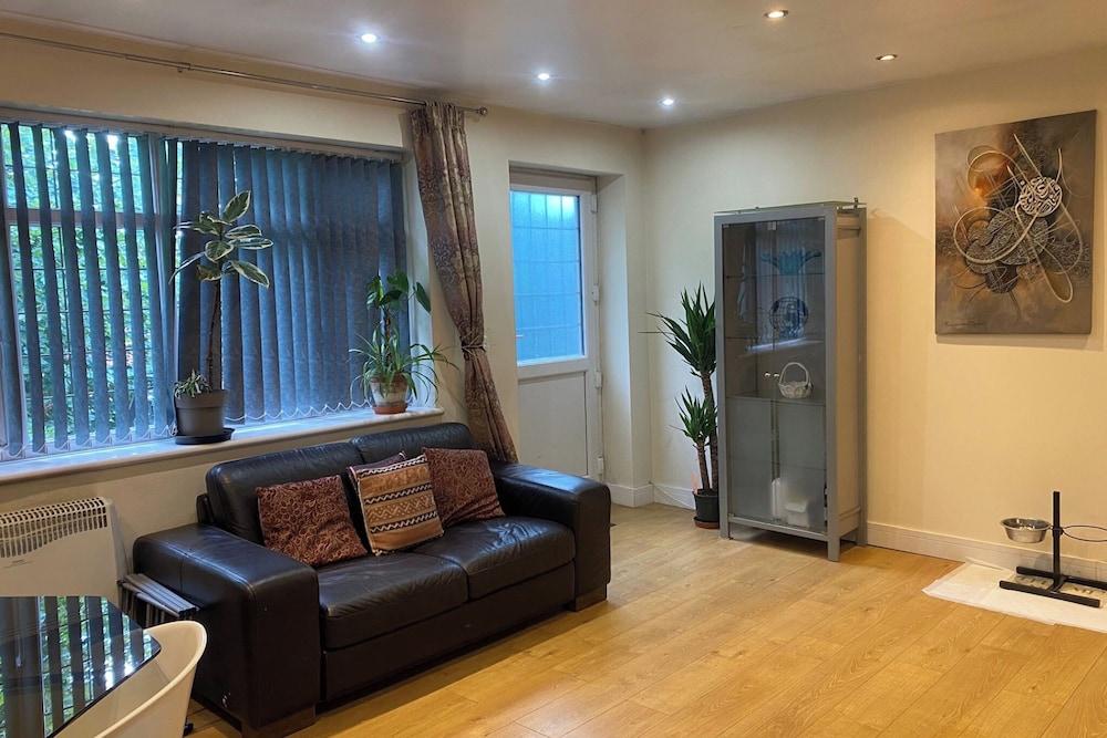 1-bed Unit 10 Minute Drive From Hellfire Caves