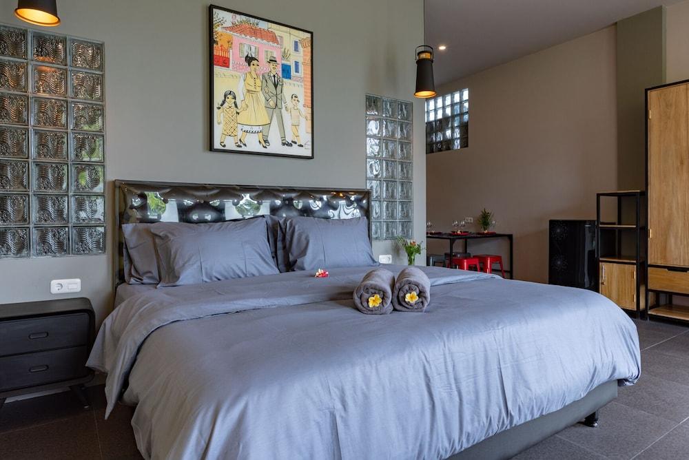 Hillside Lovina Studio