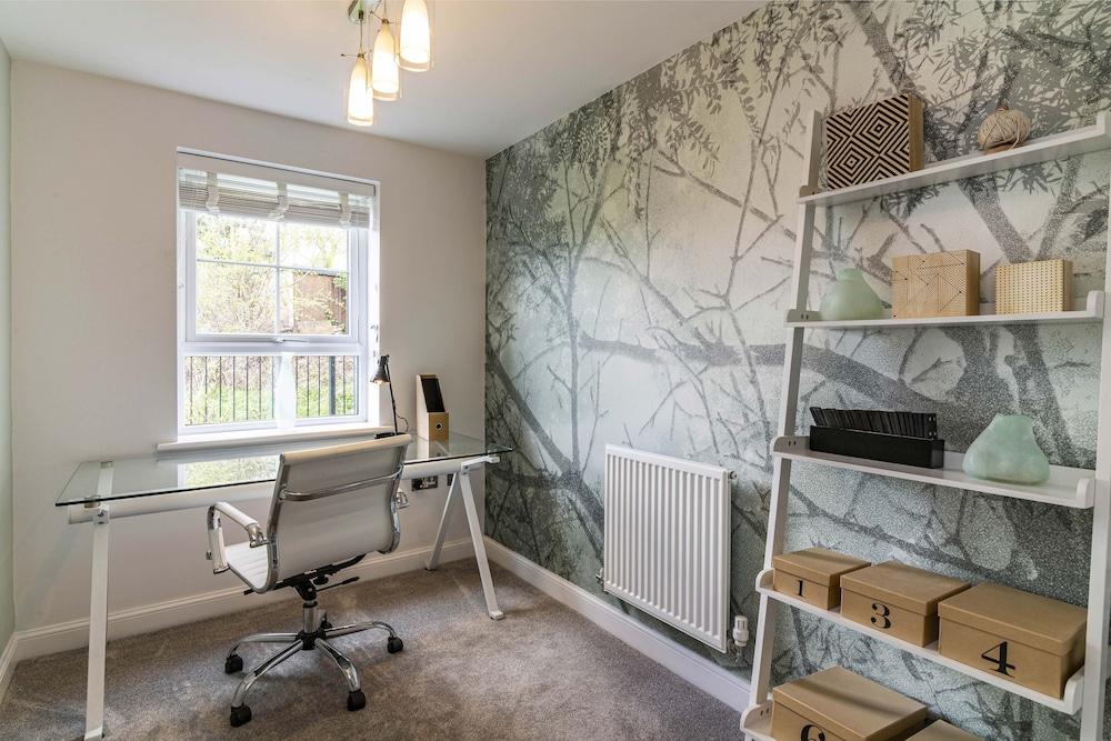 Spacious 4bed House in Derby with Garden