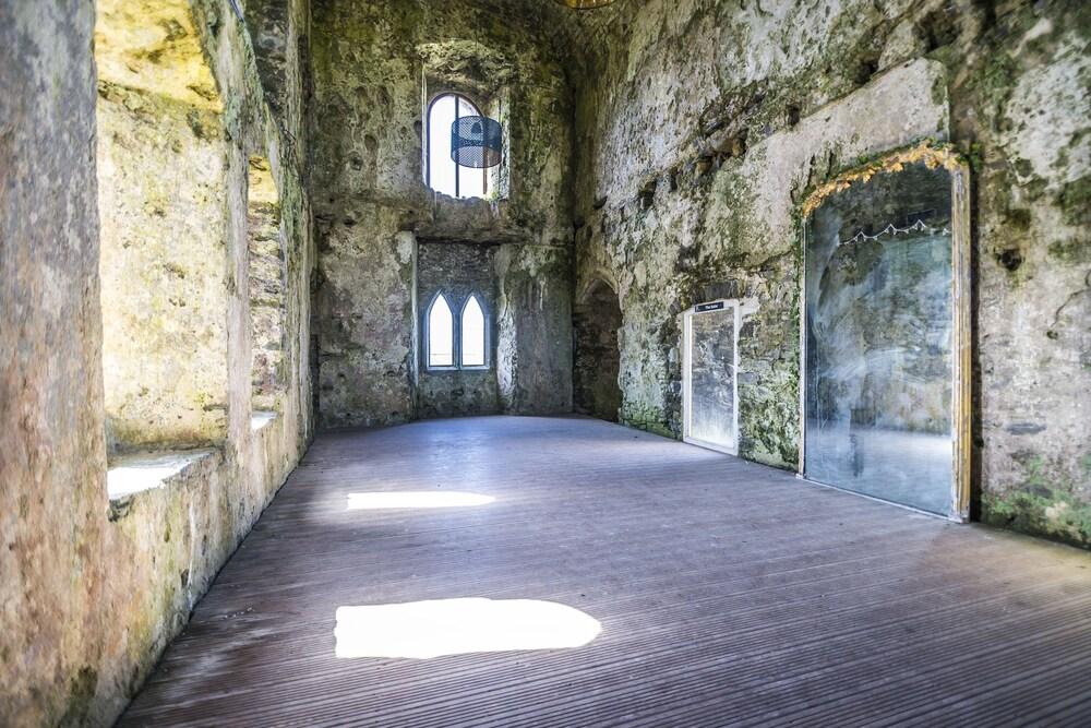 Castle House - 5 Bedroom - Manorbier