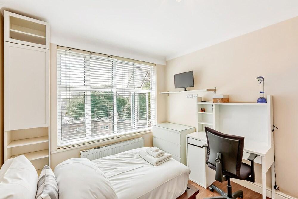 Great 2 Bed, 2 Bath Apartment Next to Hyde Park