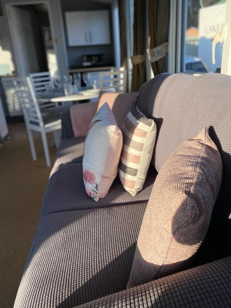 Immaculate 2-bed Static Caravan Near the Lake