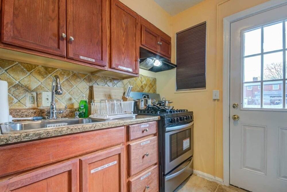 Modern Townhouse w/pool table by CozySuites