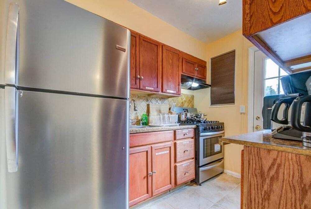 Modern Townhouse w/pool table by CozySuites