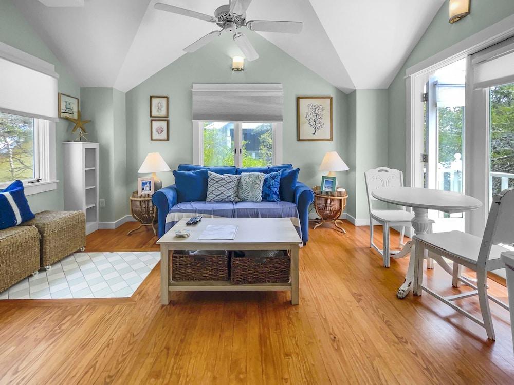 Waves 1 Bedroom Cottage by RedAwning