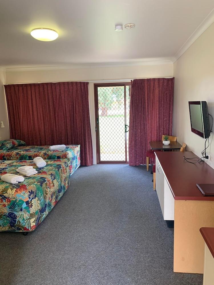 Outback Quarters Motel Hay and Restaurant