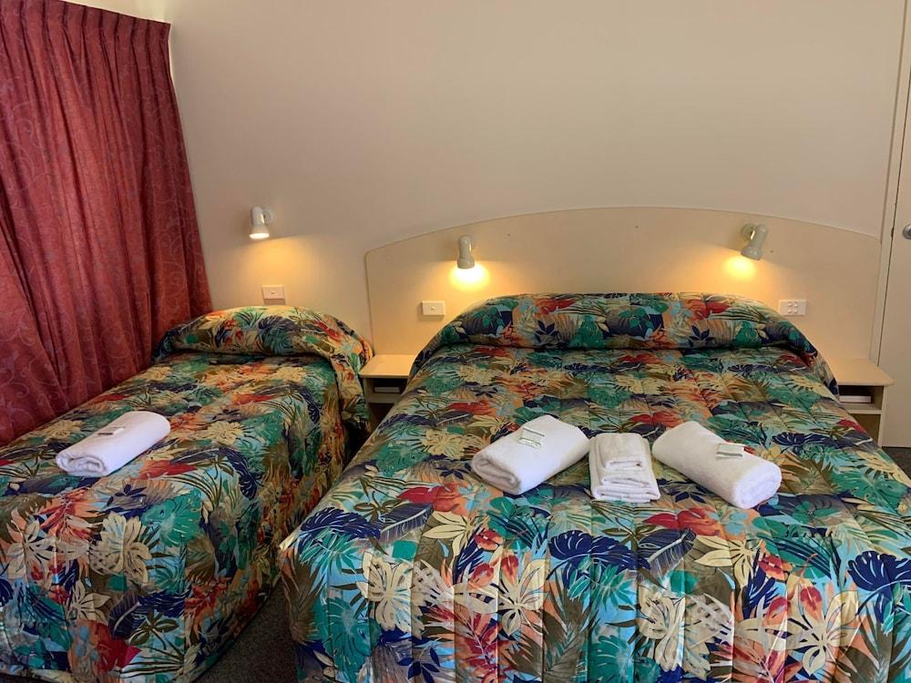 Outback Quarters Motel Hay and Restaurant