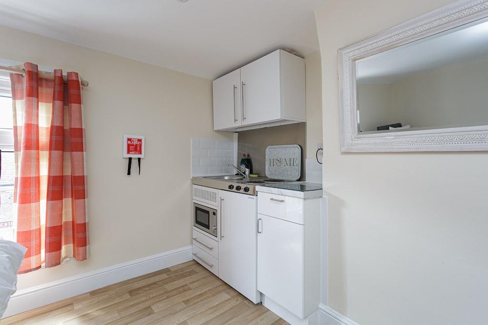 St Mary's Modern Central Huge Studio Apartments